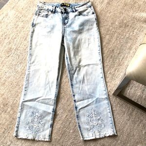 NWOT- Suzanne Betro light dyed cropped jeans $15 size 10